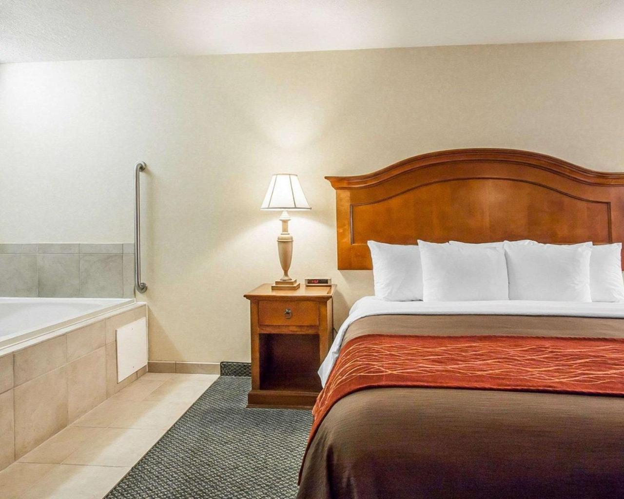 Comfort Inn Conference Center Hillsboro Esterno foto